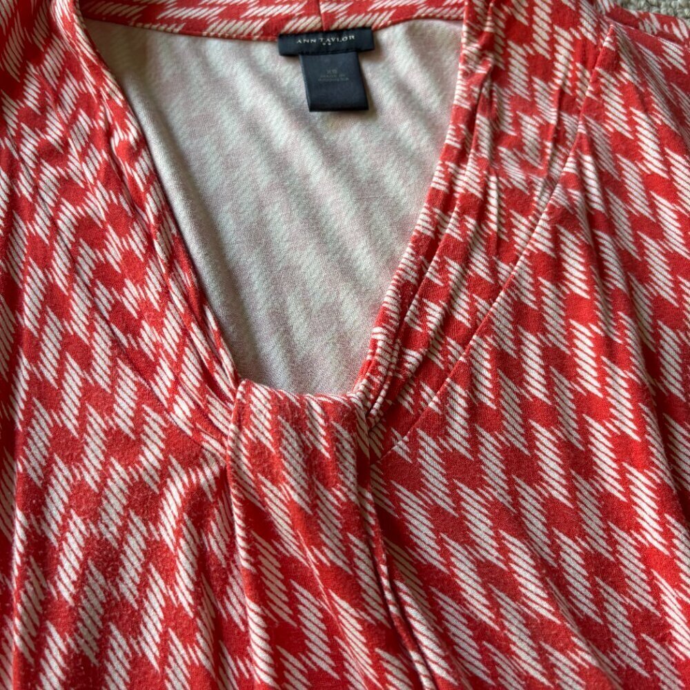 Ann Taylor XS Geometric Print Knotted Bust Top Office Siren Work - Picture 3 of 7